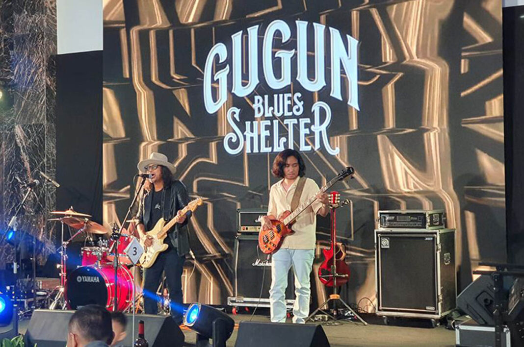 Gugun Blues Shelter tampil memukau di Solo Cigar Lounge, Grand Sahid Jaya Jakarta, dalam penutupan tur mereka bersama Dos Hermanos, membawa suasana malam yang penuh energi dengan irama blues khas mereka