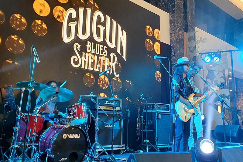 Gugun Blues Shelter tampil memukau di Solo Cigar Lounge, Grand Sahid Jaya Jakarta, dalam penutupan tur mereka bersama Dos Hermanos, membawa suasana malam yang penuh energi dengan irama blues khas mereka